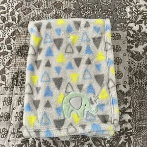 Nwt Zak and Zoey Soft & Snuggly Baby Blankets Blue & gray Triangles